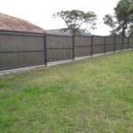 Réalisation à Tosse : pose d’une clôture en grille rigide gris anthracite avec soubassement 0,24 m et occultation composite brun, une solution moderne et résistante qui assure sécurité et confort pour les extérieurs dans les Landes.