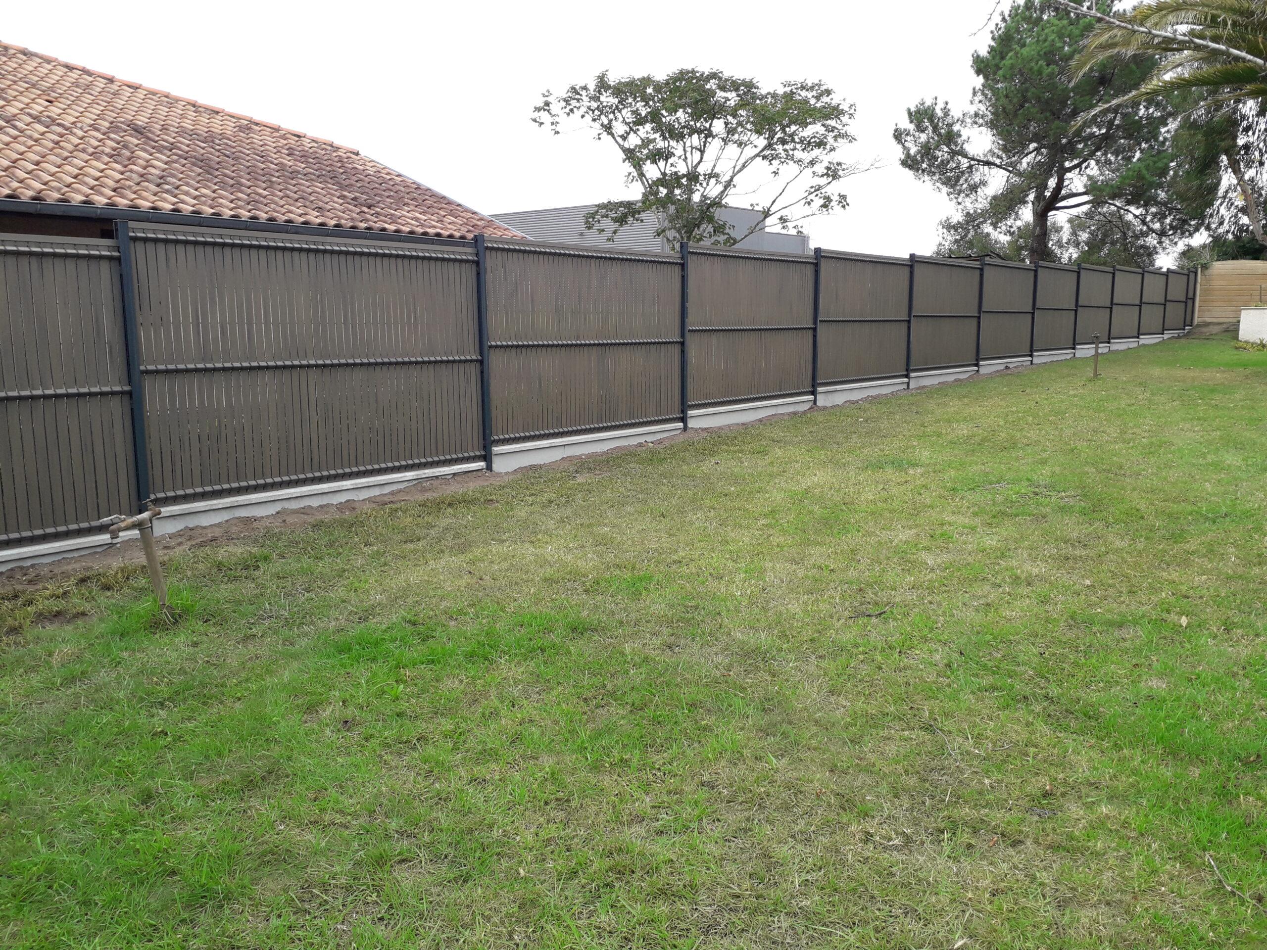 Réalisation à Tosse : pose d’une clôture en grille rigide gris anthracite avec soubassement 0,24 m et occultation composite brun, une solution moderne et résistante qui assure sécurité et confort pour les extérieurs dans les Landes.
