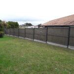 Réalisation à Tosse : pose d’une clôture en grille rigide gris anthracite avec soubassement 0,24 m et occultation composite brun, une solution moderne et résistante qui assure sécurité et confort pour les extérieurs dans les Landes.